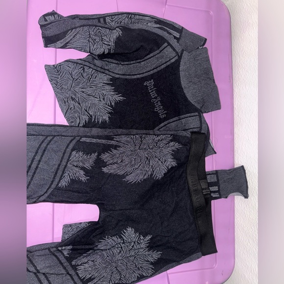 Palm angles, Size Small, It’s stretchy so if you can fit a M/L you can fit this. - Picture 4 of 4